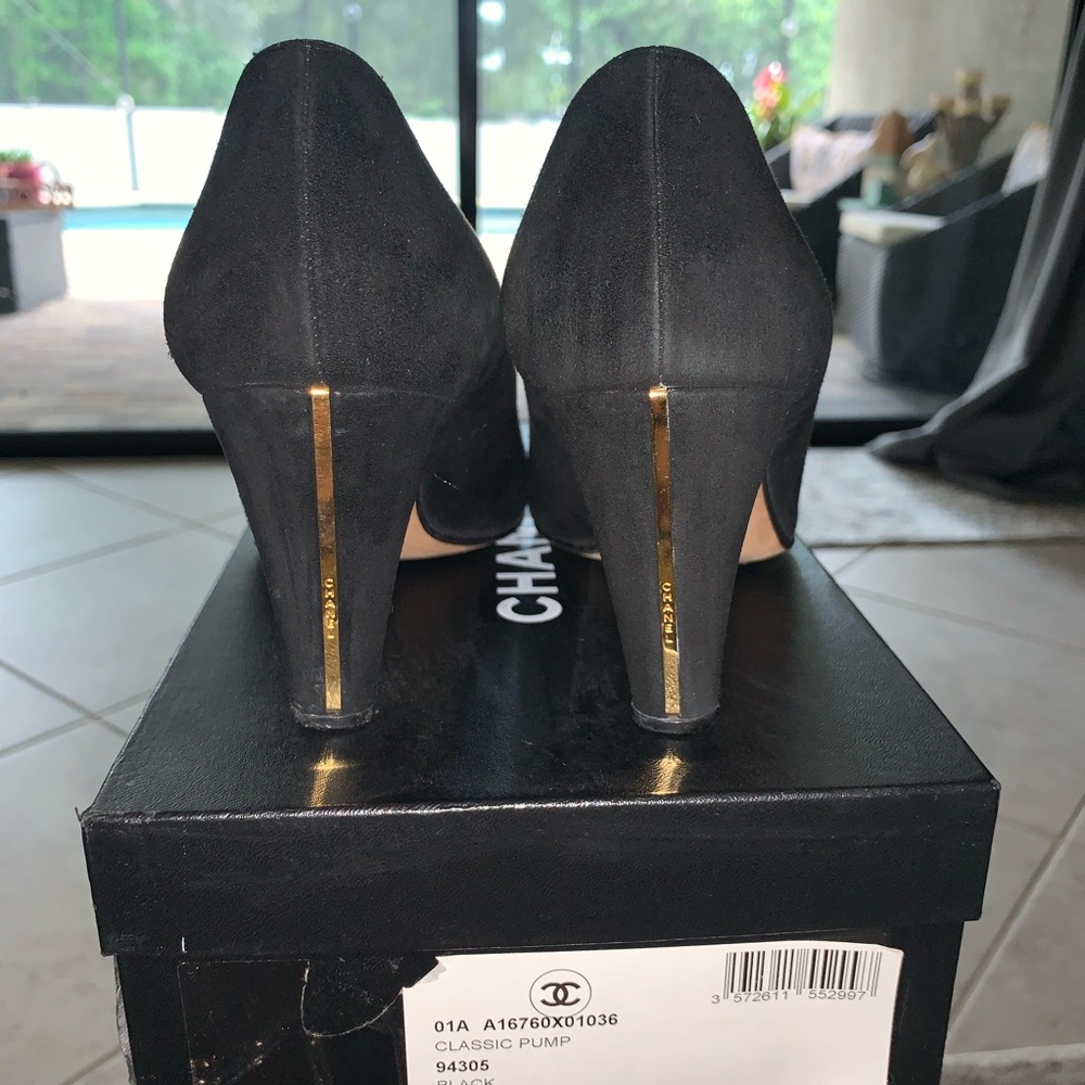 CHANEL Classic Suede Pumps - Picture 4 of 16
